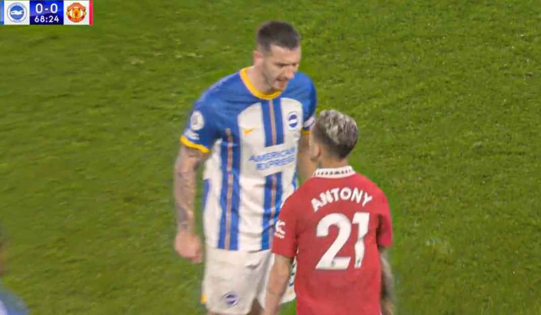 Antony ribut dengan lewis Dunk Erik ten Hag Puji Hasrat Besar Antony, Sebut Itu Modal Jadi Pemain Hebat