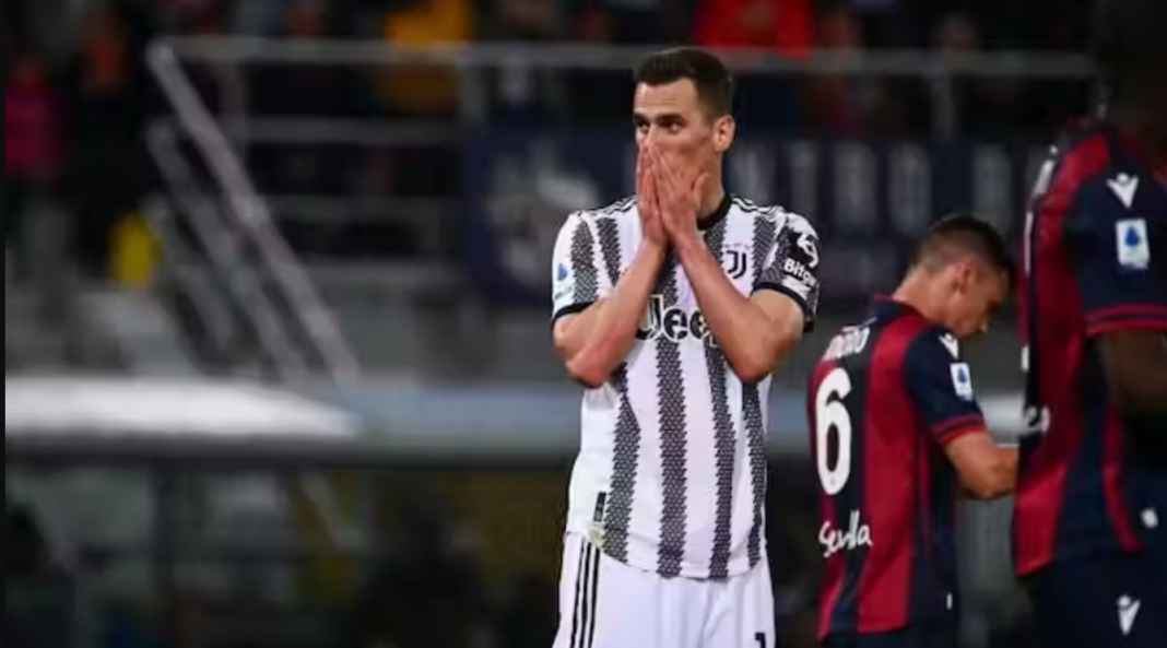 Arkadiusz Milik usai gagal dengan penaltinya di laga Juventus vs Bologna