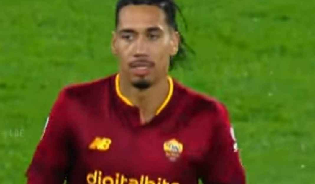 Chris Smalling Tampil untuk Laga AS Roma Tanda-tanda Chris Smalling Bertahan di AS Roma