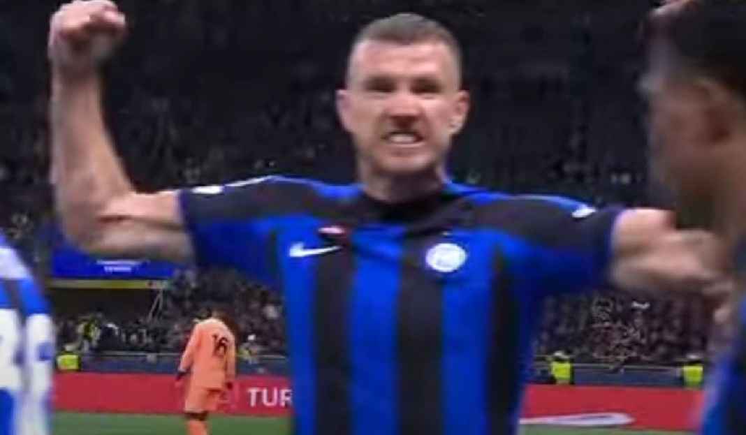 Edin Dzeko Selebrasi Usai Cetak Gol ke Gawang Milan Kontrak Baru untuk Edin Dzeko, Setuju Tetap Main di Inter Milan!