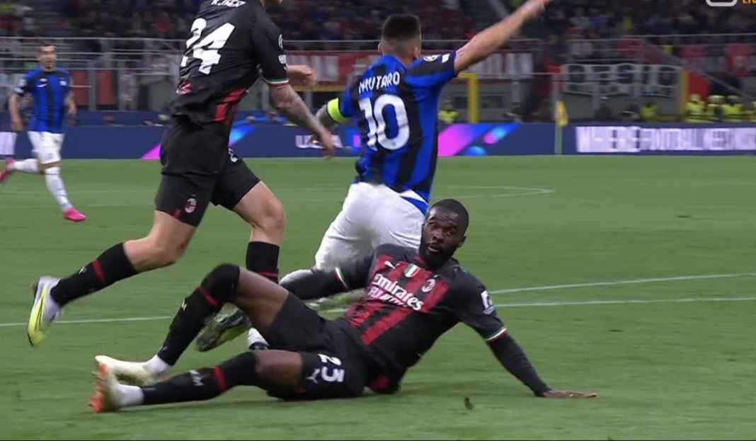 Fikayo Tomori tekel Lautaro Martinez Prediksi Spezia vs AC Milan, Rossoneri Ingin Bangkit dari Kekecewaan Liga Champions