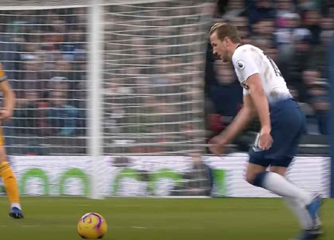 Harry Kane Saat akan Mencetak Gol untuk Tottenham Hotspur Harry Kane Saat akan Mencetak Gol untuk Tottenham Hotspur