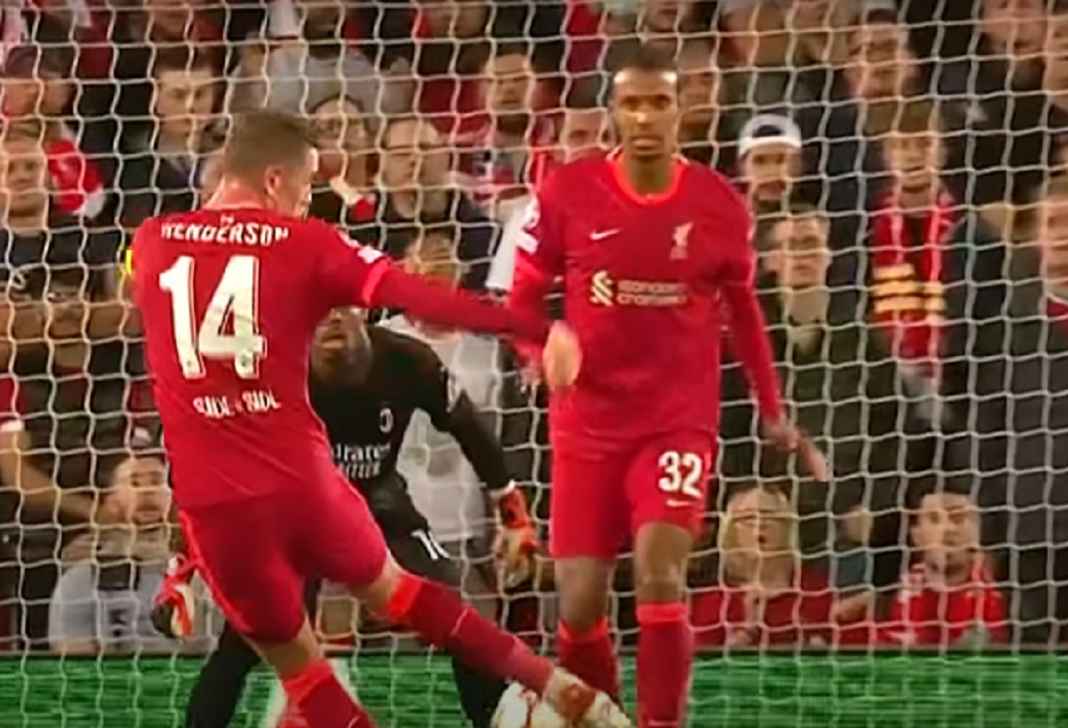 Jordan Henderson Saat Mencetak Gol untuk Liverpool di Sebuah Laga Jordan Henderson Saat Mencetak Gol untuk Liverpool di Sebuah Laga