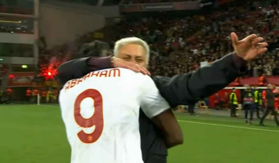 Jose Mourinho merayakan pencapaian Roma dengan Tammy Abraham Prediksi AS Roma vs Salernitana, Saatnya Giallorossi Akhiri Lima Laga Tanpa Kemenangan