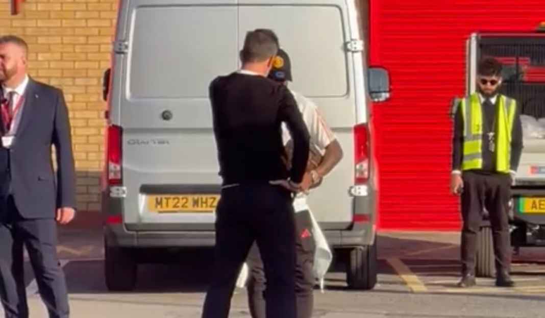 Marco Silva bicara dengan Fred usai pertandingan Manchester United Jual Fred ke Fulham, Gelandang Gratis Juventus Jadi Penggantinya