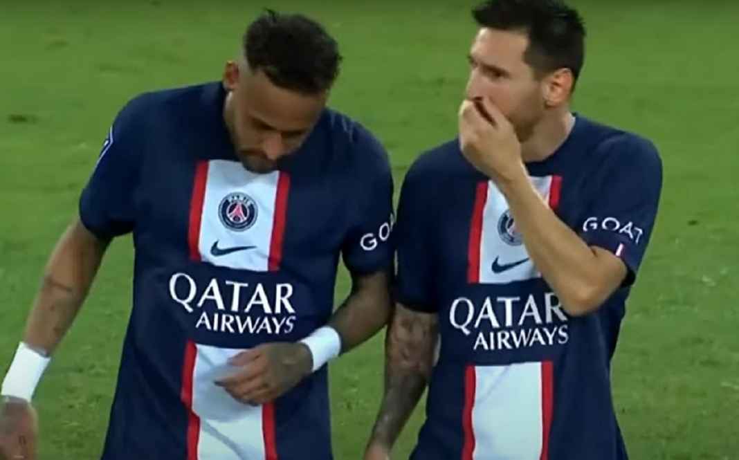 Neymar dan Lionel Messi dalam Sebuah Pertandingan Neymar dan Lionel Messi dalam Sebuah Pertandingan