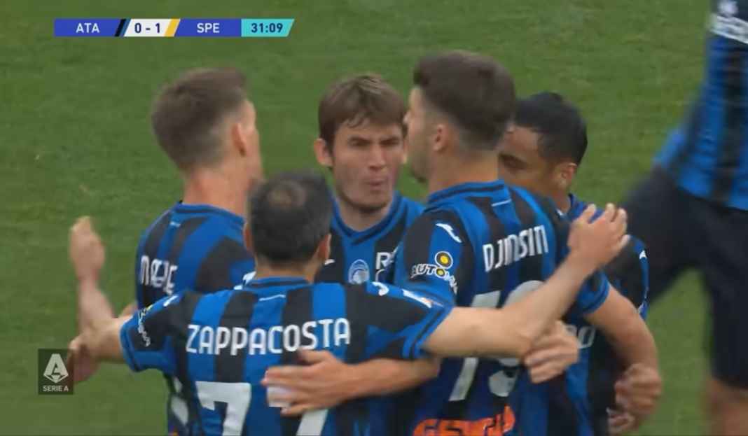 Pemain Atalanta rayakan gol Marten de Roon Prediksi Atalanta vs Juventus, Kesempatan La Dea Pangkas Jarak Dengan Zona Liga Champions
