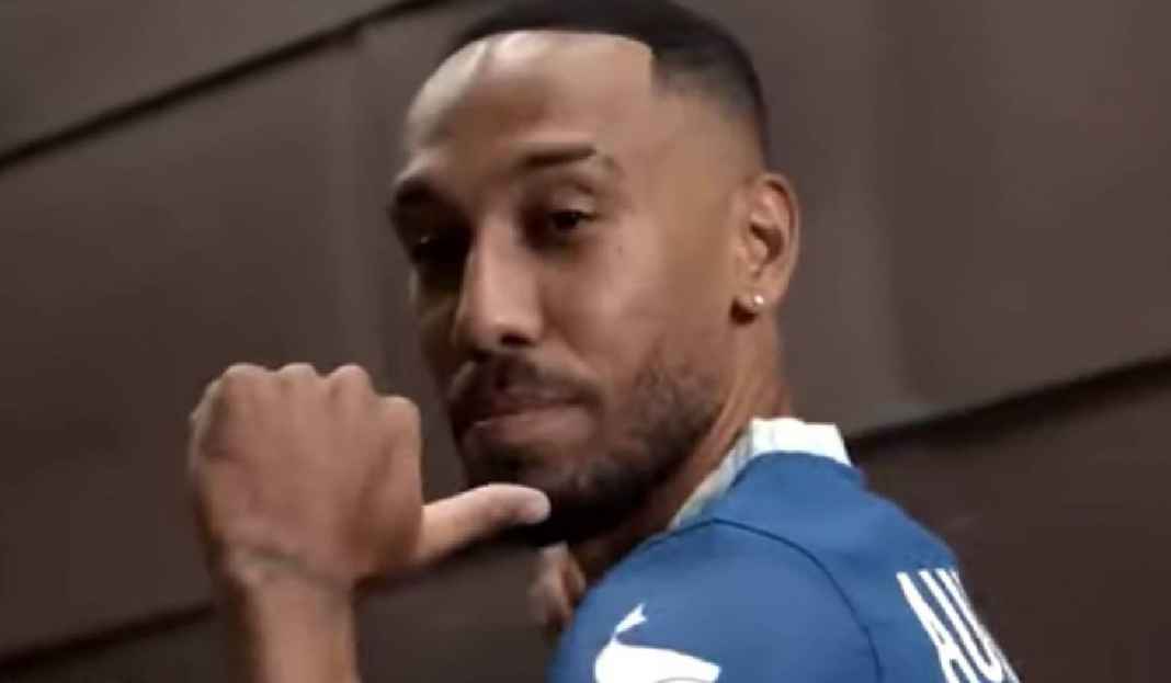 Pierre-Emerick Aubameyang Saat Sesi Foto Memakai Jersey Chelsea Tenggelam di Chelsea, Pierre-Emerick Aubameyang Buka Peluang Kembali ke Barcelona