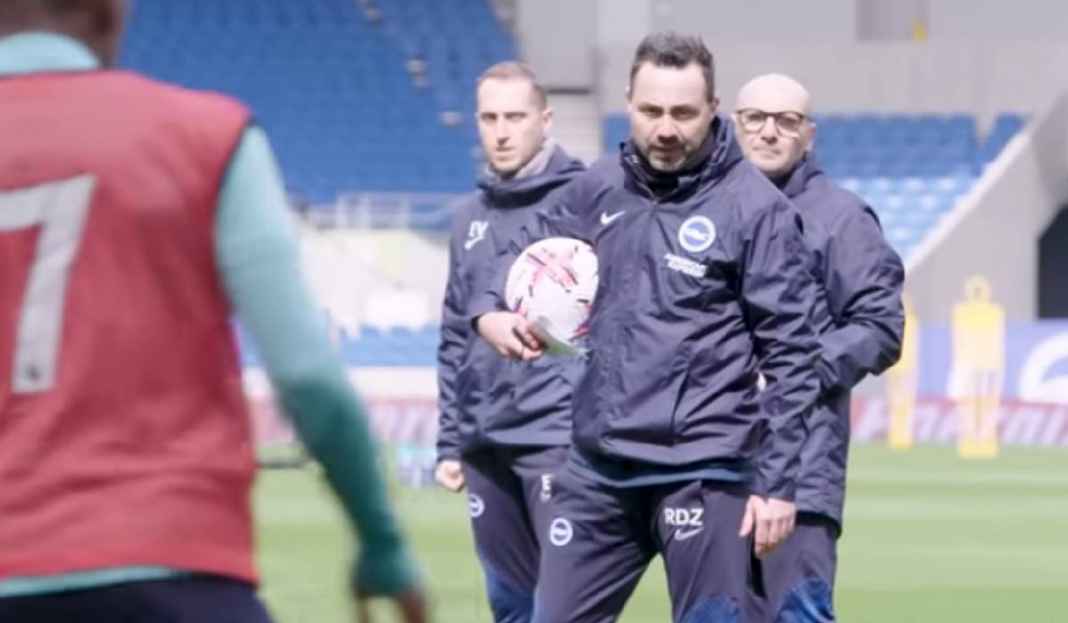 Roberto De Zerbi Saat Memimpn Sesi Latihan Brighton Gawat, Brighton Mulai Ditekan oleh Roberto De Zerbi
