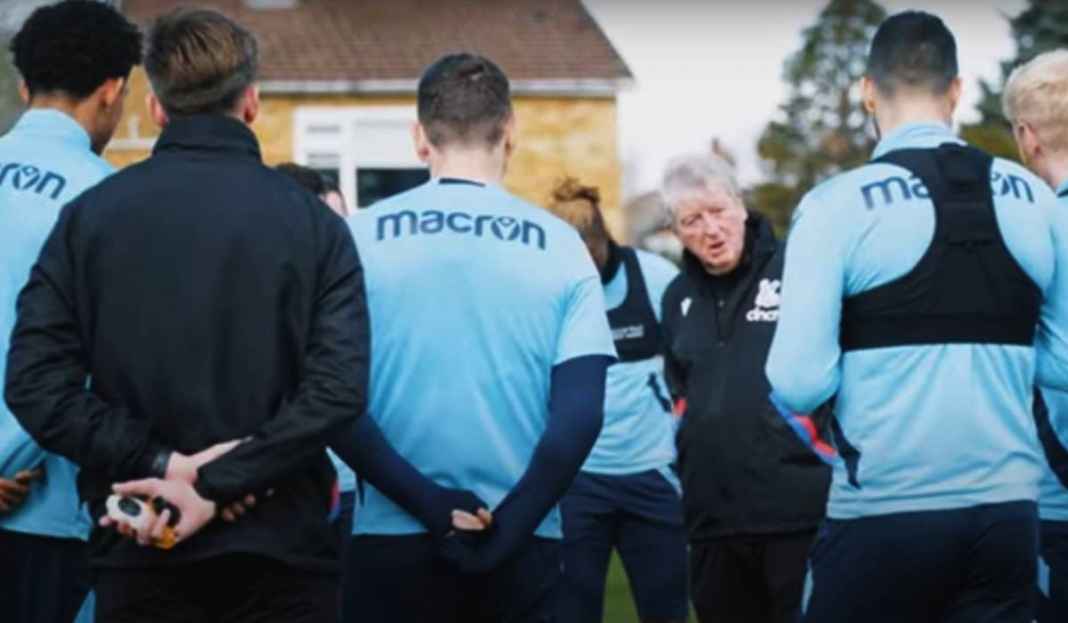 Roy Hodgson Sedang Berikan Instruksi ke Pemain Crystal Palace di Sesi Latihan Tottenham Hotspur Lagi Bapuk, Roy Hodgson: Jangan Dianggap Remeh
