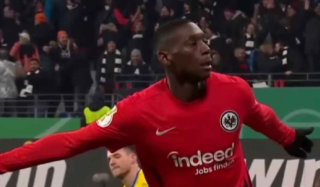 Selebrasi Randal Kolo Muani Usai Cetak Gol untuk Eintracht Frankfurt . Eintracht Frankfurt Beri Sinyal Bakal Lepas Randal Kolo Muani