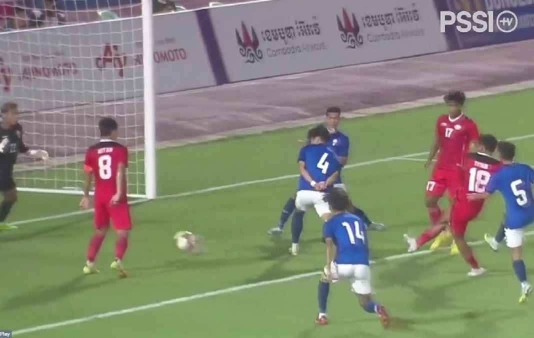 Titan Agung saat bukukan gol pembuka kemenangan Timnas Indonesia atas tuan rumah Kamboja Titan Agung saat bukukan gol pembuka kemenangan Timnas Indonesia atas tuan rumah Kamboja