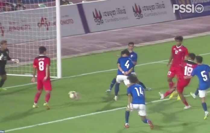 Titan Agung saat bukukan gol pembuka kemenangan Timnas Indonesia atas tuan rumah Kamboja