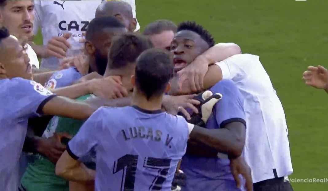 Vinicius Junior dalam keributan Valencia-Madrid Kartu Merah Vinicius Junior Dibatalkan, Valencia Dihukum Berat, Wasit VAR Dipecat