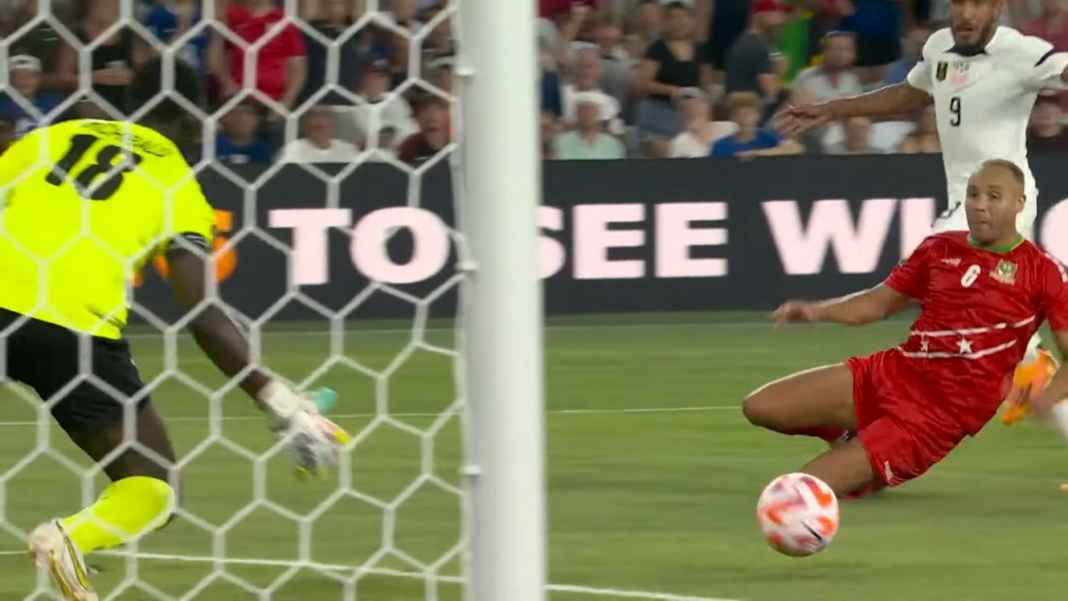Aksi Jesus Ferreira di depan gawang St Kitts Menang 6 Gol! Inilah Nama-nama Empat Pemain Amerika Serikat Paling Menonjol