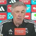 Carlo Ancelotti dalam sebuah konferensi pers di Real Madrid