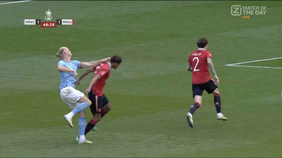 Erling Haaland menjatuhkan Raphael Varane Taklukkan United di Final Piala FA, Sudah Dua Trofi Manchester City!