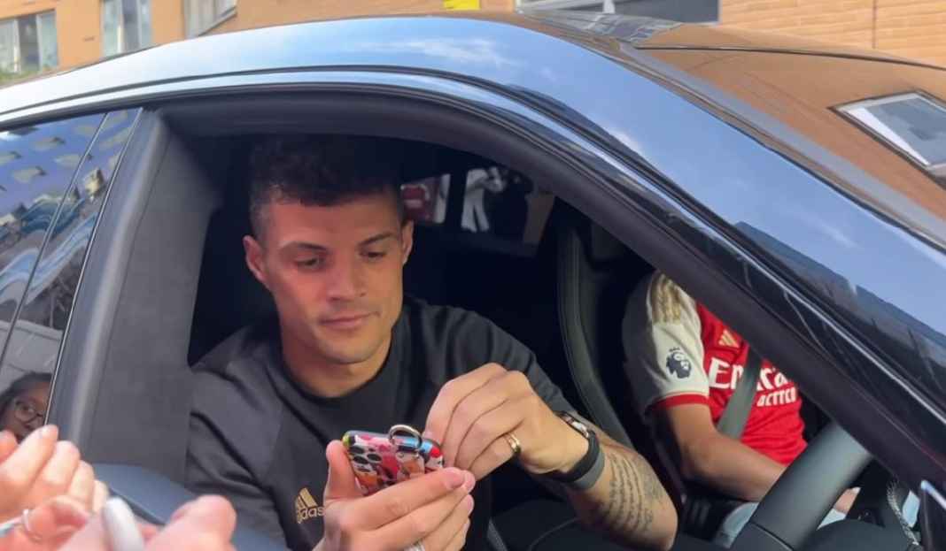 Granit Xhaka Bertemu dengan Fans Arsenal dan Meminta Tanda Tangannya Waduh, Bayer Leverkusen Dapat Gangguan untuk Rekrut Granit Xhaka