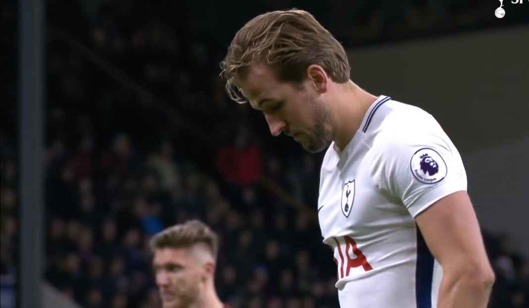 Harry Kane bersiap eksekusi penalti Rendah Banget, Segini Tawaran Real Madrid Untuk Transfer Harry Kane dari Spurs