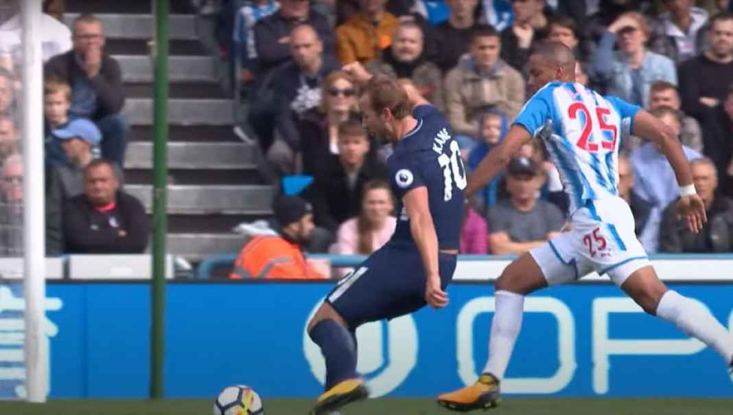 Harry Kane jersey biru Kelamaan Maju-Mundur Soal Harry Kane, Manchester United Disalip oleh Klub Raksasa