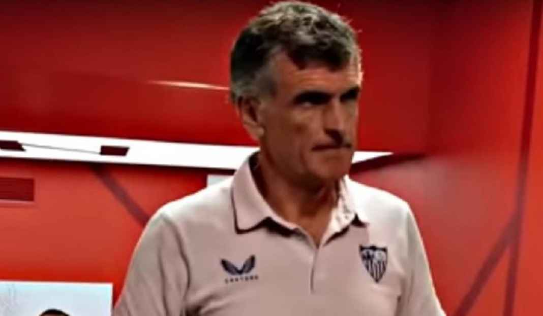 Jose Luis Mendilibar Berjalan di Lorong Stadion Ramon Sanchez Pizjuan Alex Telles Ungkap Kunci Sevilla Bisa Berubah Signifikan di Musim 2022/23