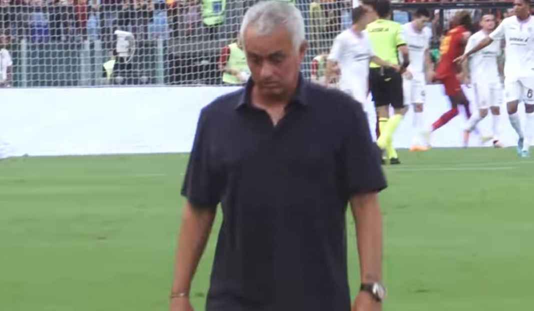 Jose Mourinho Berikan Instruksi di Pinggir Lapangan Permintaan Jose Mourinho yang Wajib Dipenuhi AS Roma