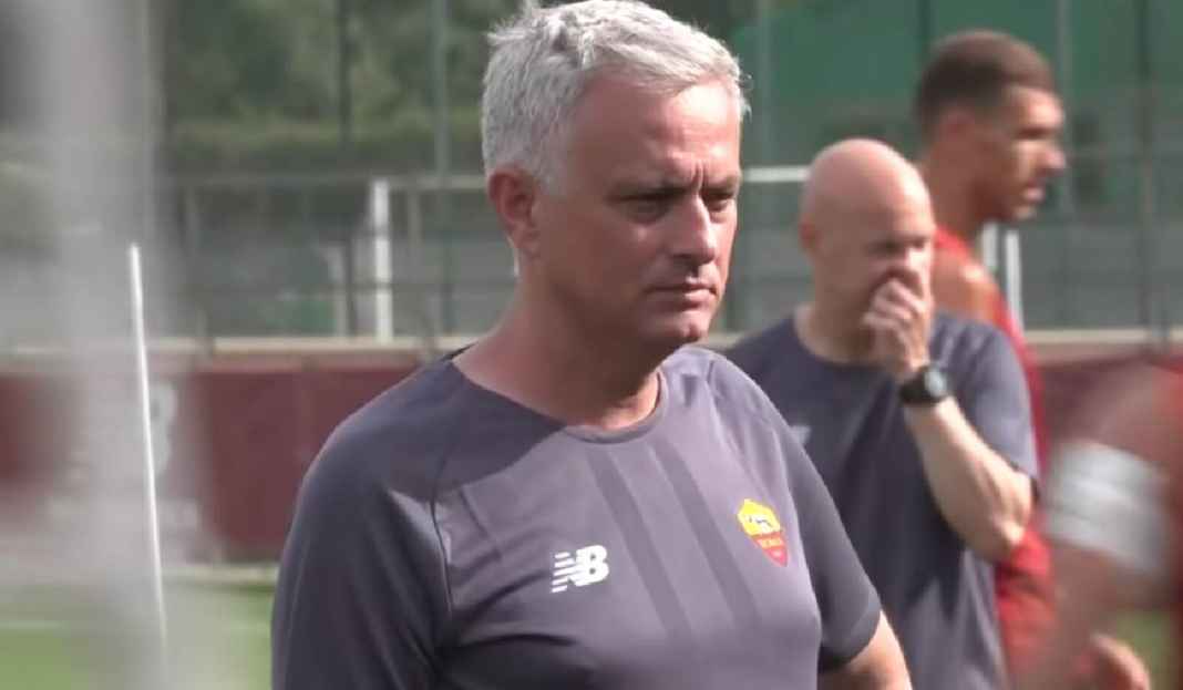 Jose Mourinho Saat Memimpin Sesi Latihan AS Roma Fokus ke AS Roma, Jose Mourinho Cuekin Klub Liga Arab Saudi
