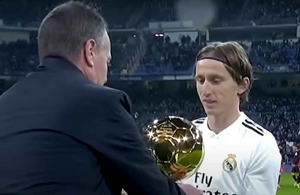 Luka Modric Saat akan Perlihatkan Ballon d'Or di Bernabeu