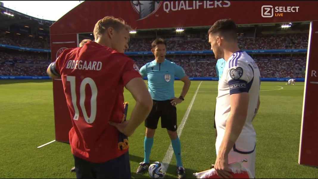 Martin Odegaard dan Andy Robertson sebelum kick-off Norwegia vs Skotlandia Skotlandia Menang Dramatis Atas Erling Haaland dan Martin Odegaard di Kualifikasi Euro 2024