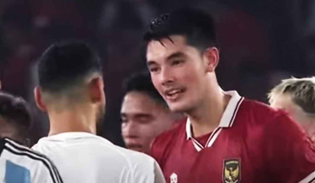 Momen Elkan Baggott Ingin Tukeran Jersey dengan Bek Timnas Argentina Cristian Romero Sundulannya Bikin Pucet Emiliano Martinez, Elkan Baggott Dapat Hadiah dari Bek Timnas Argentina!