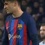 Pedri dalam sebuah laga di Barcelona