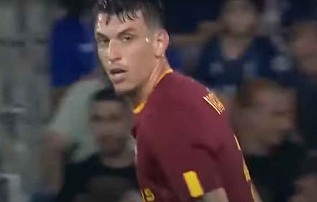 Roger Ibanez Saat Bermain untuk AS Roma di sebuah laga