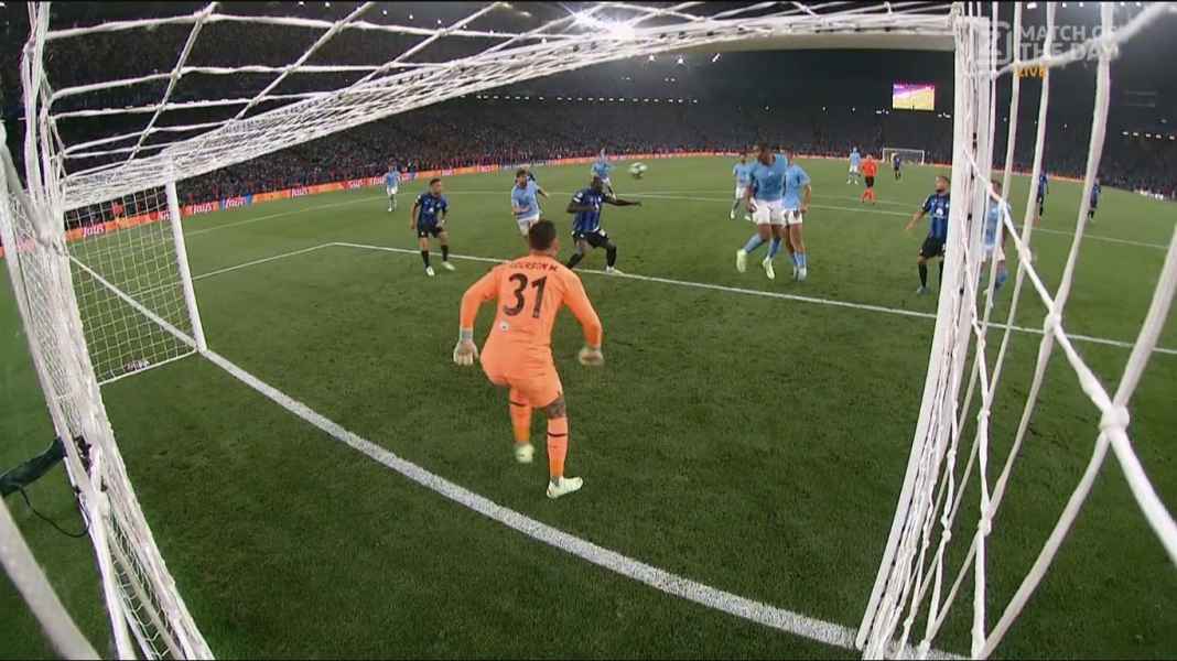 Romelu Lukaku seharusnya bisa menjebol gawang Ederson 6 Tim Italia di Perempat Final Tiga Kompetisi Eropa, Berapa Trofi? Nol! Nihil!