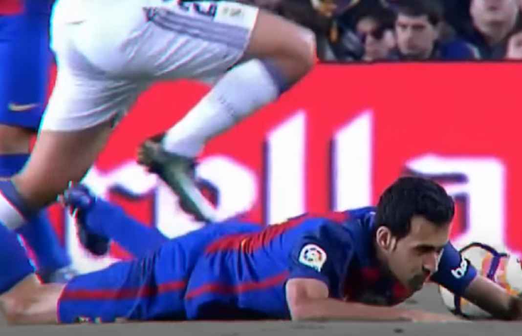 Sergio Busquets di Sebuah Laga El Clasico Sergio Busquets di Sebuah Laga El Clasico