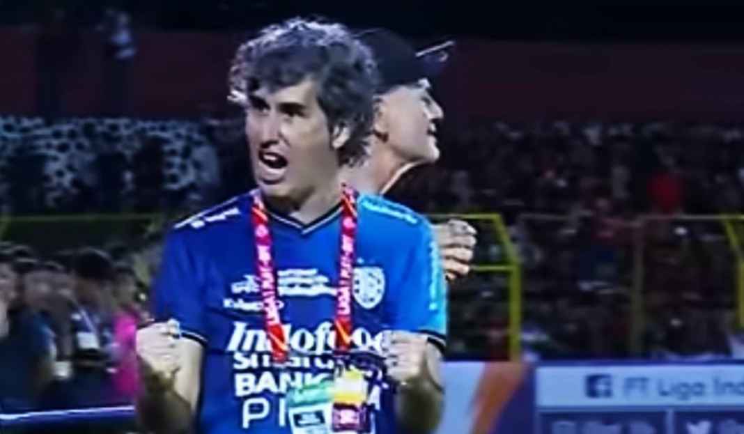 Stefano Cugurra Selebrasi Usai Pemain Bali United Jebol Gawang PSM Stefano Cugurra Pastikan Bali United Belum Berhenti Datangkan Pemain Anyar