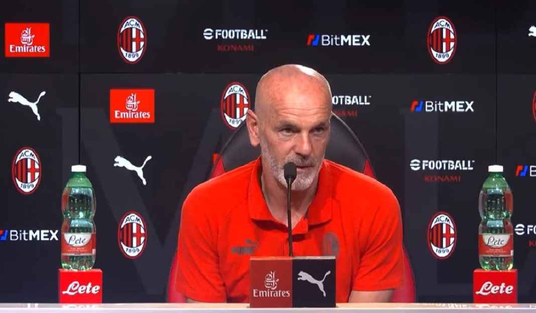Stefano Pioli Sedang Konferensi Pers Wow, Stefano Pioli Pastikan Tendang Pemain Ini dari AC Milan!