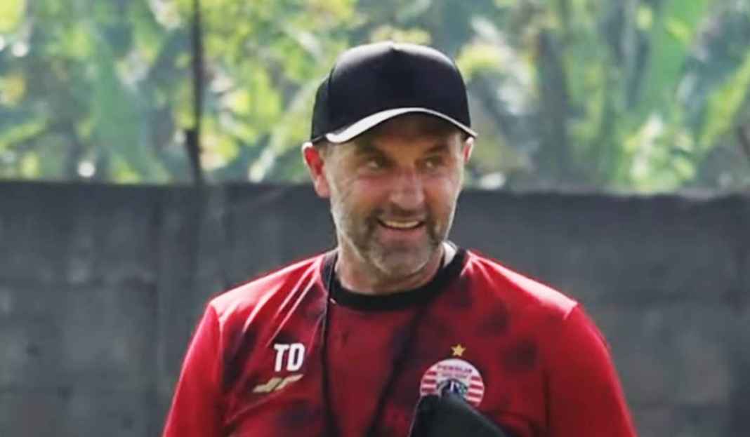 Thomas Doll Memimpin Sesi Latihan Persija Jakarta Trio Wajah Baru Persija Jakarta Sukses Mengesankan Thomas Doll