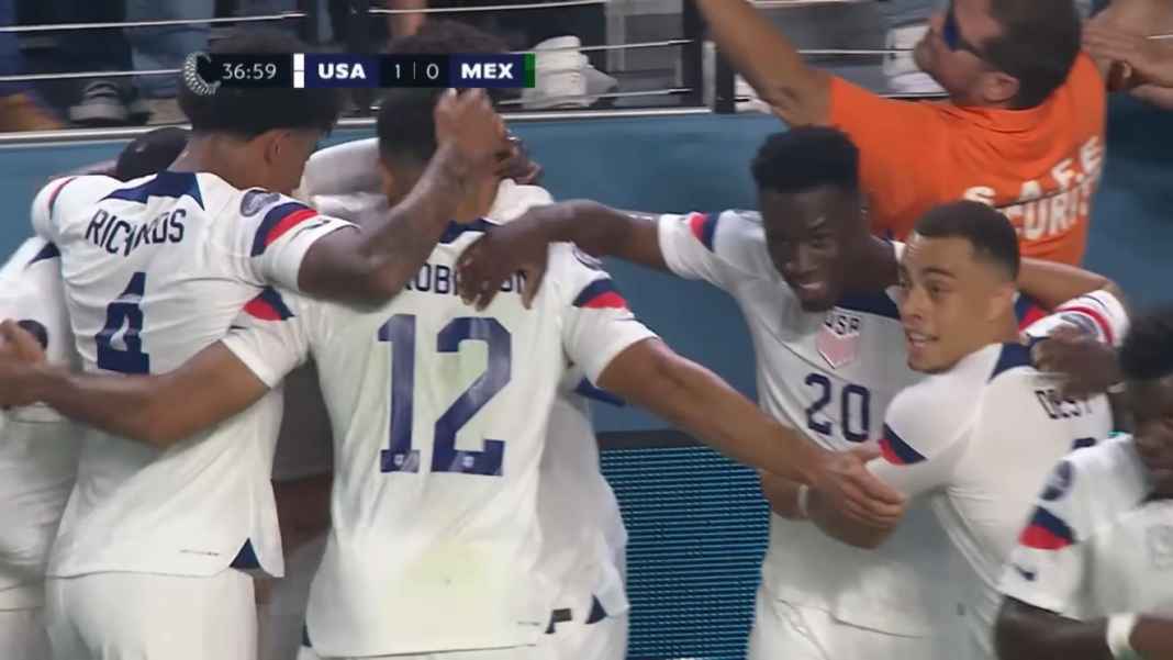 Timnas Amerika Serikat merayakan gol Ironi Sepak Bola, Gara-gara Piala Dunia 2022 Banyak Pemain Bintang Absen di Gold Cup