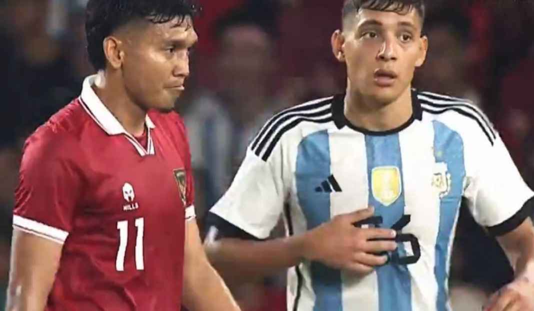 Timnas Indonesia vs Argentina, Dendy berjalan dengan Nahuel Molina Hasil Timnas Indonesia vs Argentina: Skuad Garuda Bikin Frustrasi Albiceleste, Juara Piala Dunia 2022 Cuma Bisa Menang 0-2!