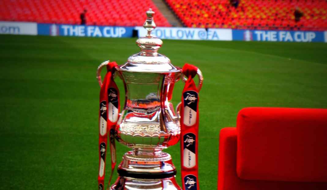 Trofi turnamen Piala FA Prediksi Manchester City vs Manchester United, Kebanggaan Treble Winners Jadi Taruhan