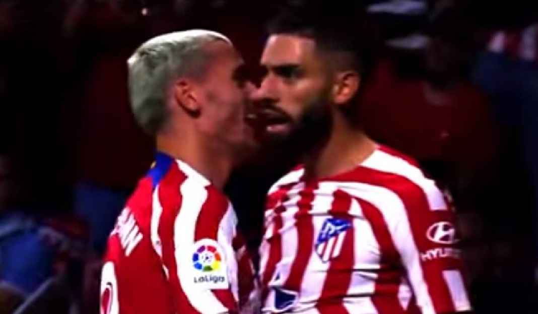 Yannick Carrasco Selebrasi dengan Antoine Griezmann Tanggapan Yannick Carrasco Usai Dirumorkan ke Barcelona