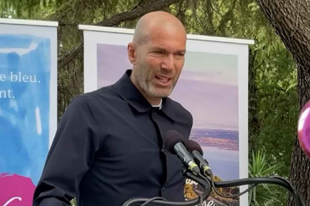 Zinedine Zidane dalam sebuah acara donasi untuk anak-anak penderita kanker Zinedine Zidane dalam sebuah acara donasi untuk anak-anak penderita kanker