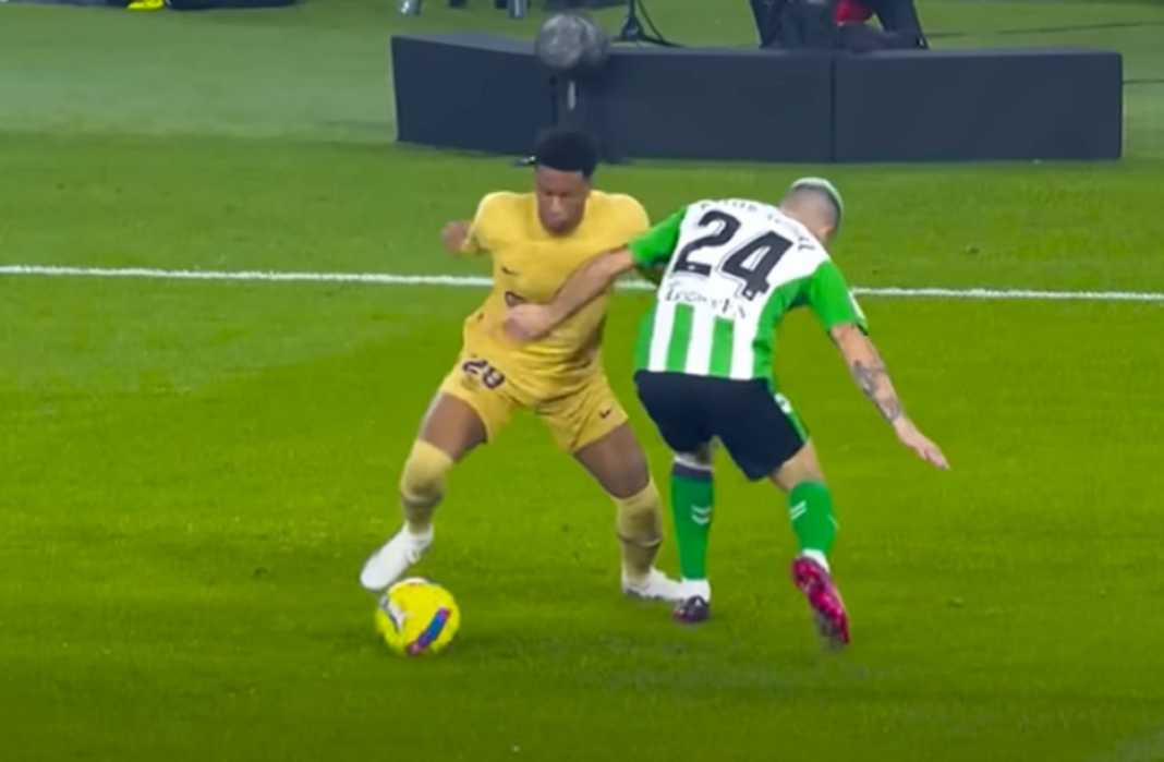 Alejandro Balde beraksi untuk Barcelona dalam sebuah laga Alejandro Balde beraksi untuk Barcelona dalam sebuah laga