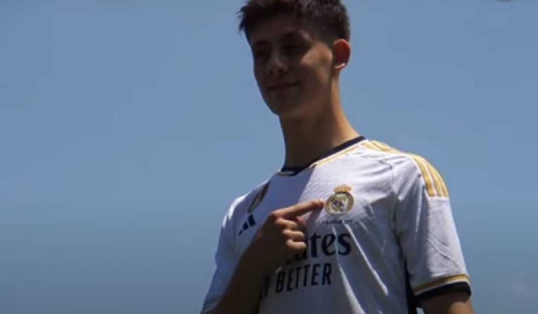 Arda Guler Memakai Jersey Real Madrid Saat Sesi Foto Ada Kans Jadi Cadangan Mati di Real Madrid, Arda Guler Bilang Gini