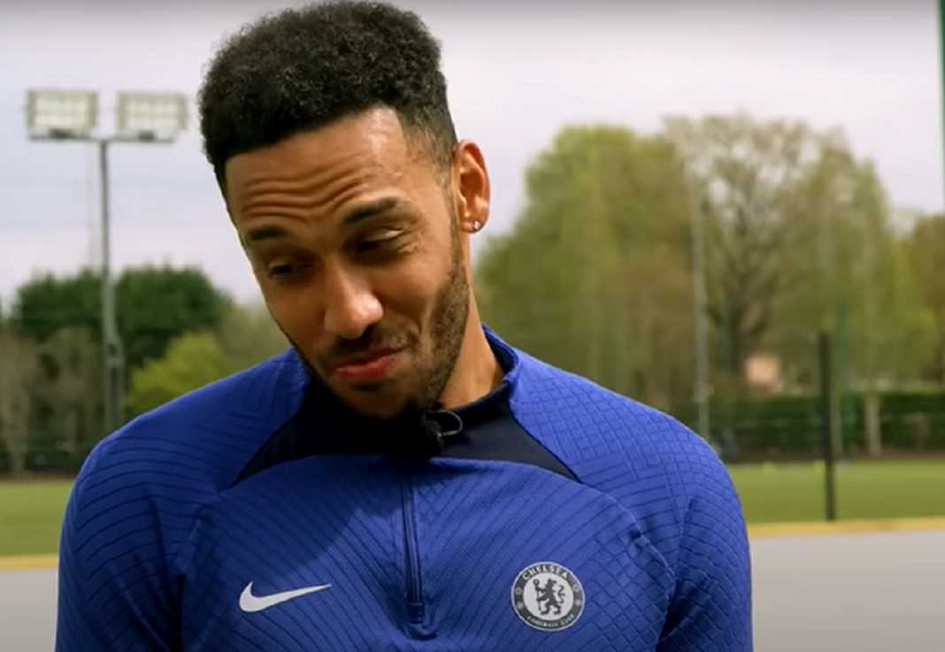 Aubameyang dalam sebuah wawancara di markas Chelsea Aubameyang dalam sebuah wawancara di markas Chelsea