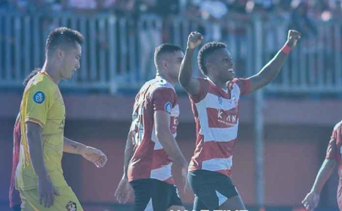 Bintang Madura United Hugo Gomes usai mencetak gol ke gawang Persik Kediri