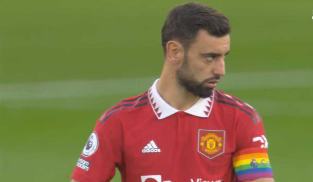 Bruno Fernandes dengan ban kapten Manchester United Bruno Fernandes Ungkap Rasa Bangga Luar Biasa Usai Jadi Kapten Baru Manchester United