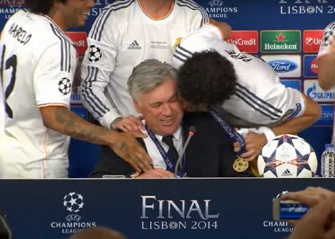 Carlo Ancelotti dikerumuni pemain Real Madrid usai juara di Liga Champions 2014 Carlo Ancelotti dikerumuni pemain Real Madrid usai juara di Liga Champions 2014