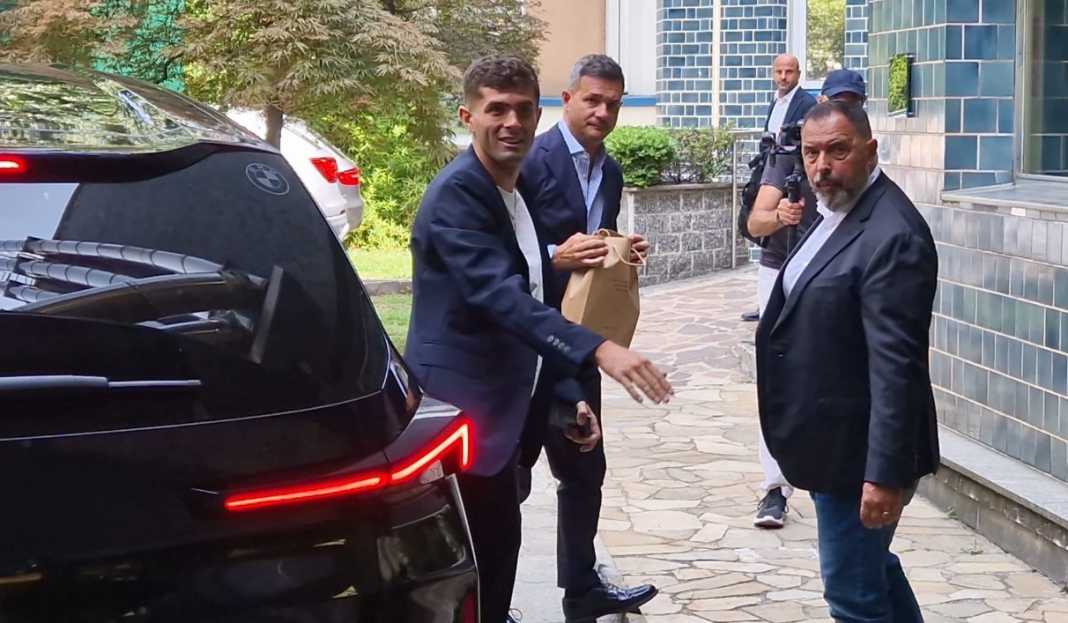 Christian Pulisic tiba di Milan Update Transfer AC Milan 12/7 : Christian Pulisic, Lorenzo Colombo, Yunus Musah, Tijjani Reijnders