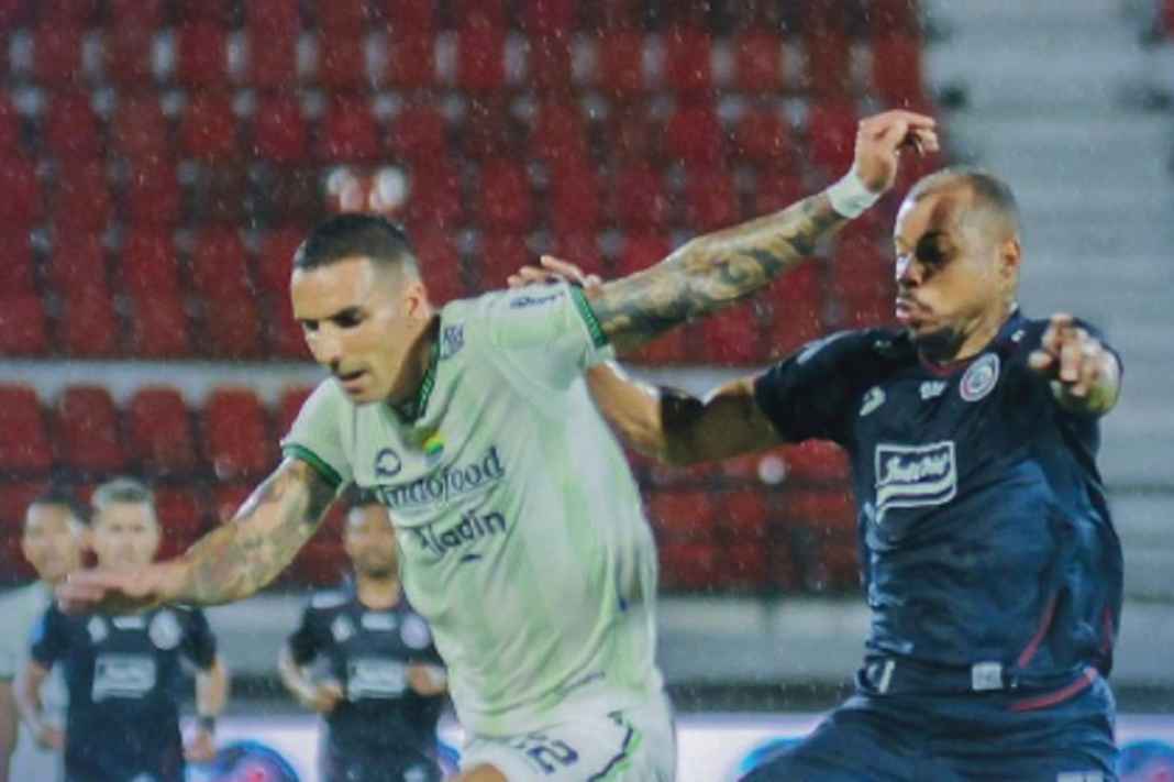 Dua Pemain Berduel di Laga Arema FC vs Persib Bandung Dua Pemain Berduel di Laga Arema FC vs Persib Bandung